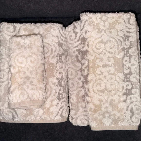 Elegant Cream and White Towel Set - Picture 1 of 6